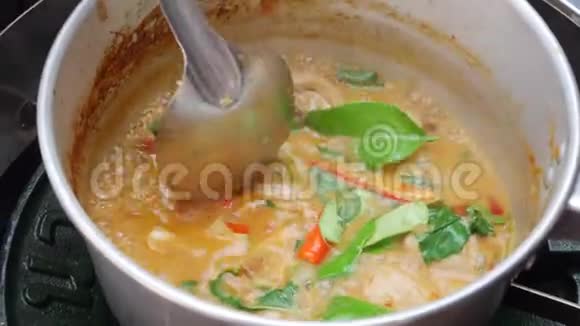 一步一步煮汤山药汤麻辣辣椒和草药加入到沸腾的汤中泰国菜特写镜头4k视频的预览图