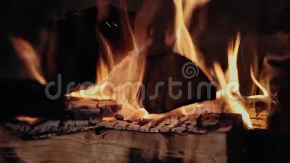 在砖块壁炉里燃烧着明亮的火视频的预览图
