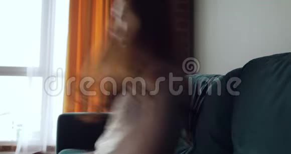红发疲惫的女人在家里摔在沙发上头疼视频的预览图