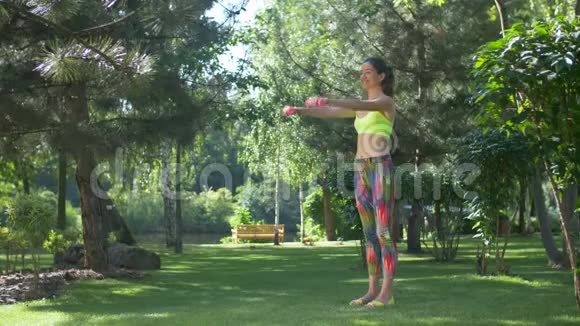 微笑健身的女人用哑铃锻炼身体视频的预览图