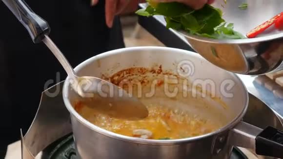 一步一步煮汤山药汤麻辣辣椒和草药加入到沸腾的汤中泰国菜特写镜头4k视频的预览图