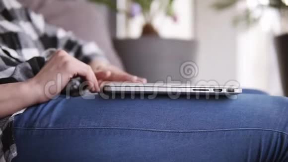 一个带耳机的微笑少女打开笔记本电脑的镜头女孩开始交流视频的预览图