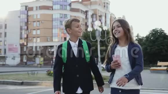 学校的孩子们沿着城市的街道散步视频的预览图