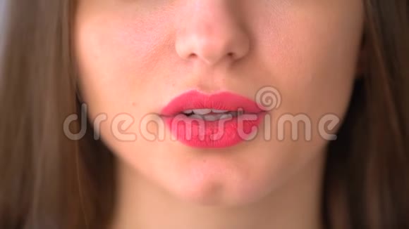 女人服用欧米茄片女人吃鱼油一个年轻的女人在她的体内注射了几片药丸视频的预览图