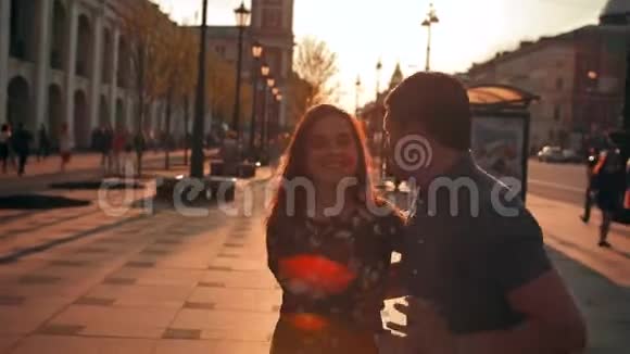 可爱的浪漫夫妇花时间在城市里一起跳舞视频的预览图