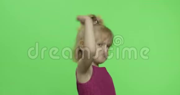 穿紫色裙子的女孩跳舞露出一个手指向前色度键视频的预览图