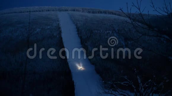 夜间工作的雪猫天黑后滑雪场的雪修复员阿尔卑斯山视频的预览图