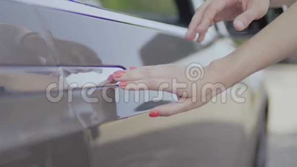 电动汽车把手的轻柔触感视频的预览图