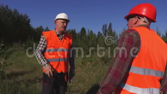 愤怒的森林管理员和伐木工说话视频的预览图