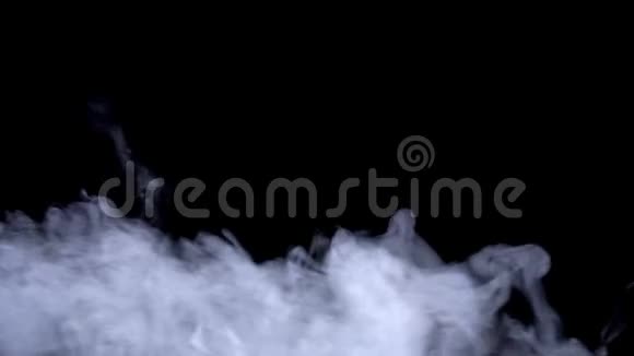 现实烟雾对黑色背景覆盖效果实时4K视频的预览图