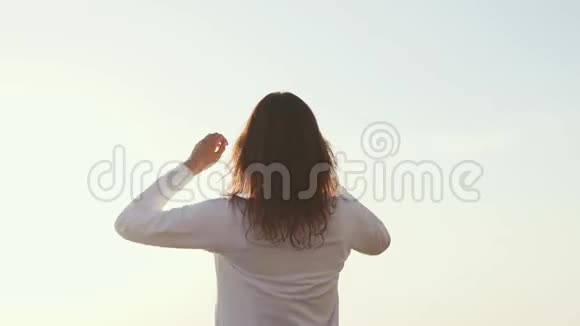 一位用船把手臂举到海面上的女人的后视镜视频的预览图
