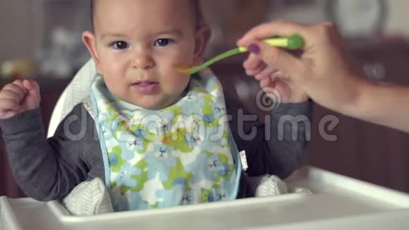 可爱的宝宝不想吃她的食物勺子喂妈妈问题固体慢动作视频的预览图