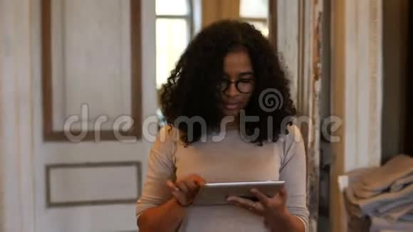 4k咖啡屋使用数码平板电脑的非裔美国黑人年轻女子视频的预览图