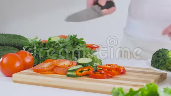 厨房里的一位妇女切下新鲜蔬菜放在盘子里为午餐准备了美味的沙拉视频的预览图