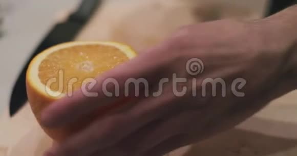 橘子的肉用刀子切视频的预览图