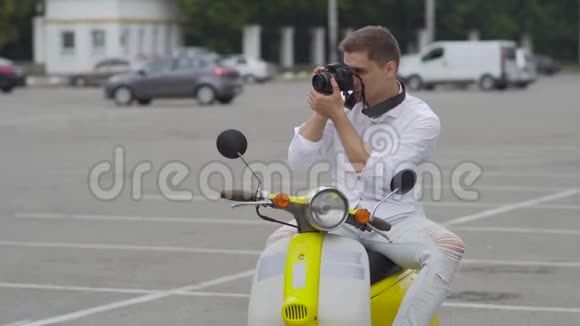骑着复古摩托车的帅哥拍了张照片视频的预览图