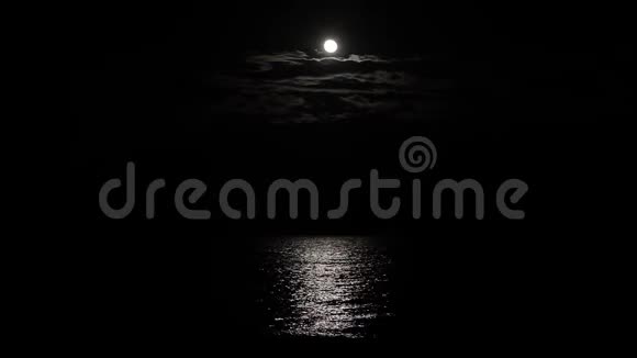 月亮在海水中的倒影月光在水中的倒影视频的预览图