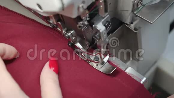 妇女在电锁上缝制衣服视频的预览图