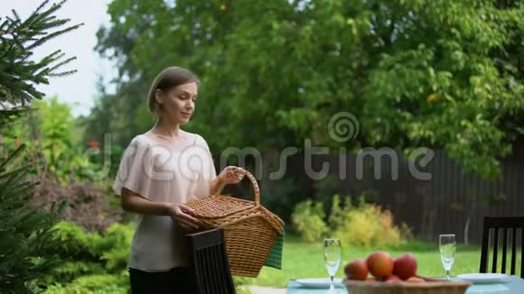 快乐的一对夫妇准备在乡间别墅野餐健康的食物幸福视频的预览图