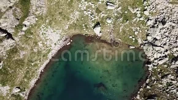 意大利阿尔卑斯山意大利上下无人驾驶飞机鸟瞰自然高山湖奥罗比瓦尔戈利亚湖视频的预览图