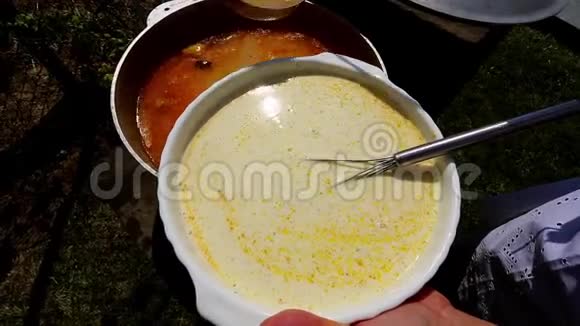 厨师烹饪牛排一种鱼汤加酸奶油和鸡蛋加柠檬汁调味视频的预览图