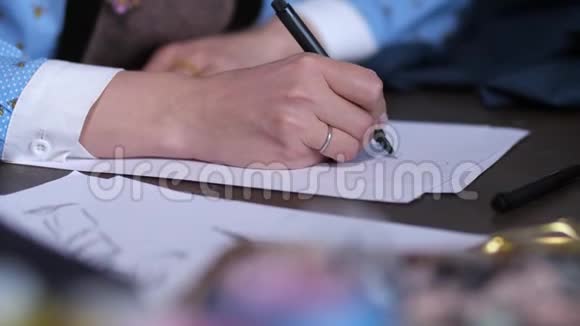手的服装设计师绘制草图视频的预览图