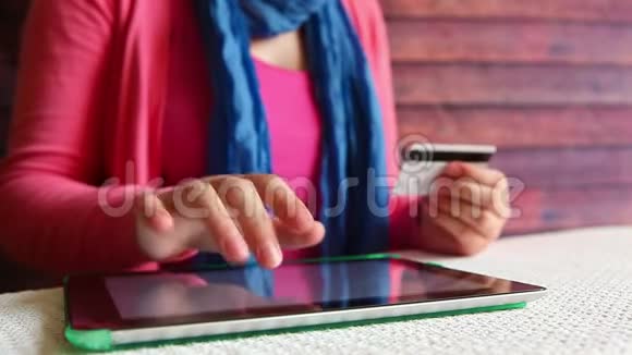 女人用平板电脑和信用卡在网上购物视频的预览图