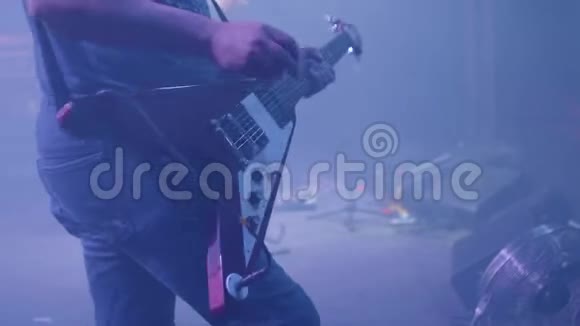 摇滚音乐家在摇滚音乐会上在观众面前表演吉他视频的预览图