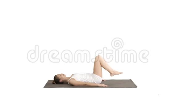 女人练习瑜伽站在萨拉姆巴萨万加萨纳锻炼支持肩部站姿在白色背景视频的预览图