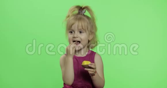 穿紫色裙子的女孩带着巧克力蛋快乐的四岁孩子色度键视频的预览图