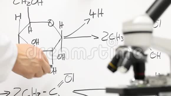 教师或科学家在白板上解释化学过程视频的预览图