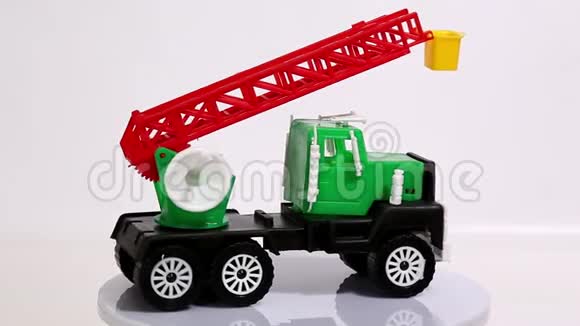 绿色玩具起重机汽车衡模型车在白色背景上旋转视频的预览图