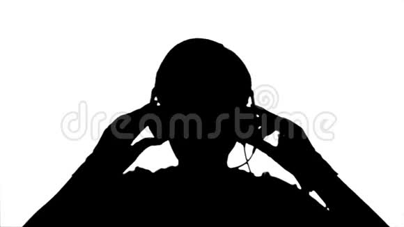 一个女孩用耳机听音乐的剪影黑白视频视频的预览图