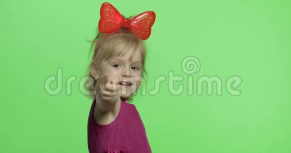 穿紫色裙子的女孩跳舞露出一个手指向前快乐的孩子色度键视频的预览图