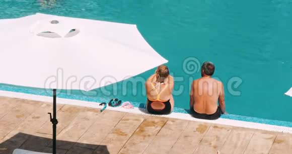 有双脚在泳池里的浪漫高级情侣视频的预览图