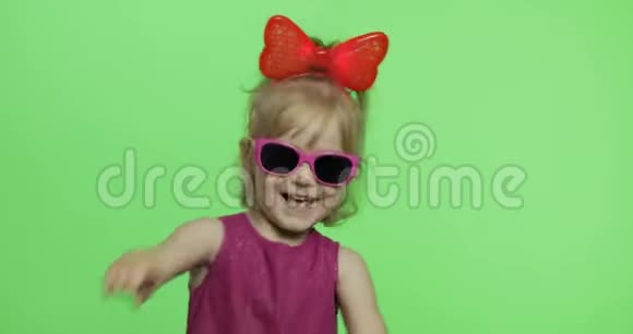 穿紫色裙子的女孩跳舞并显示手指向前色度键视频的预览图