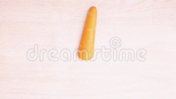 别再动胡萝卜了在厨房里切蔬菜视频的预览图