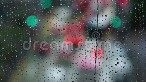 特写雨滴落在窗户上雨天视频的预览图