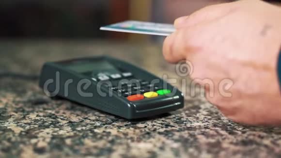 买家用信用卡付款特写视频的预览图