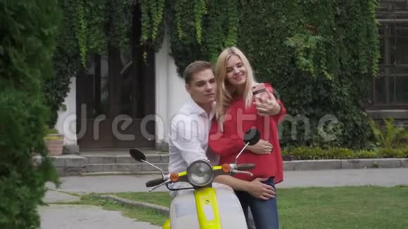 恋爱中的年轻夫妇在摩托车旁自拍视频的预览图
