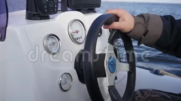 一个人在摩托艇上高速吃东西视频的预览图