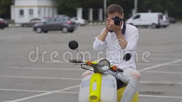 帅哥骑复古摩托拍照视频的预览图