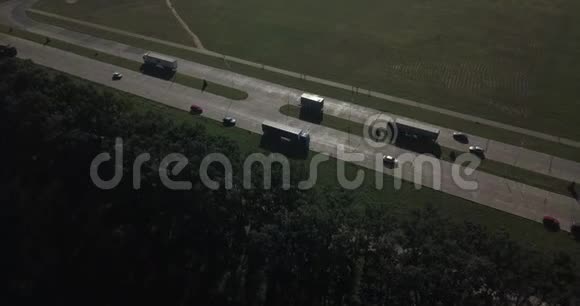 基辅绿野之间的孤独之路阿里尔拍摄飞越4k4096x2160像素视频的预览图