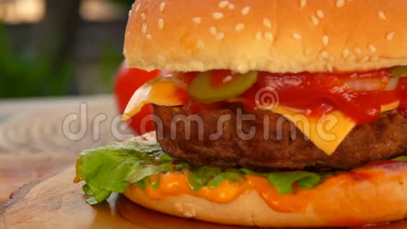 桌上摆着新鲜美味的汉堡视频的预览图