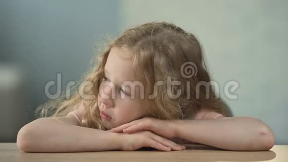 伤心的小女孩坐在桌边哭泣孩子们的虐待孤独视频的预览图