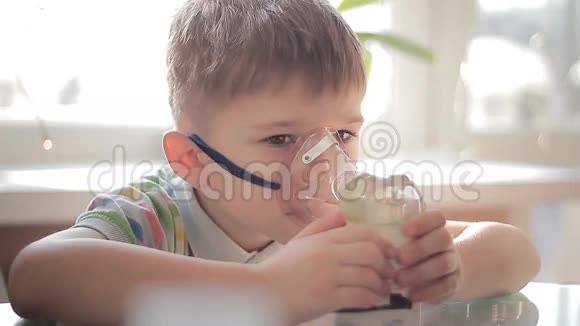 带吸入器的孩子10岁视频的预览图
