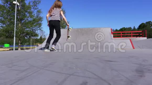 女孩在坡道上玩滑板视频的预览图