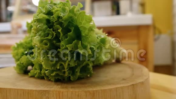 厨房木架上的绿色莴苣叶视频的预览图