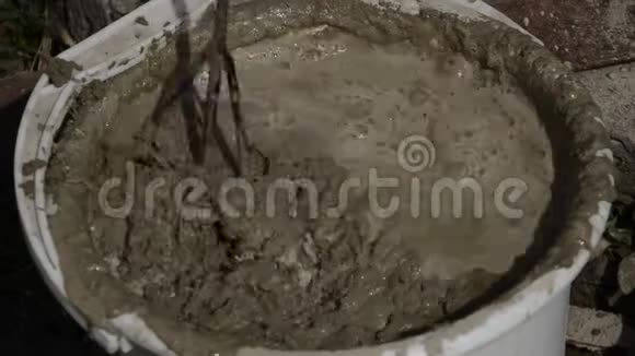 建筑商将水泥与建筑搅拌机混合在桶中视频的预览图
