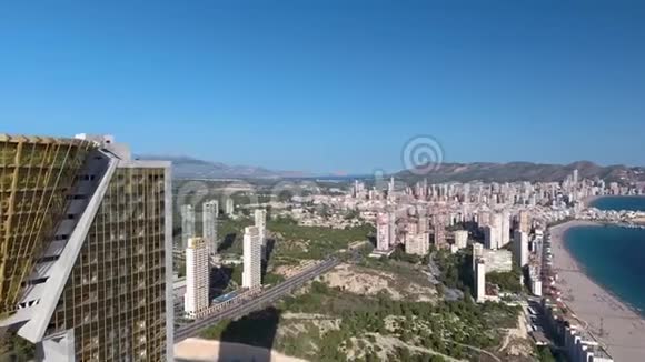 贝尼多姆西班牙南部一个鸟瞰城市视频的预览图
